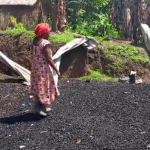 Une femme nous montre le reste de sa maison incendiée