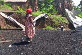 Une femme nous montre le reste de sa maison incendiée