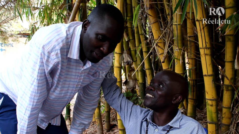 imable de la communauté Banyamulenge et monsieur Kalonzo Muvira se regardent en face pour témoigner la cohabitation pacifique. Légende : Aimable de la communauté Banyamulenge et monsieur Kalonzo Muvira se regardent en face pour témoigner la cohabitation pacifique. Photo Reelactu, Daniel Michombero