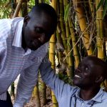 Aimable de la communauté Banyamulenge et monsieur Kalonzo Muvira se regardent en face pour témoigner la cohabitation pacifique.