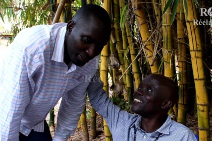 Aimable de la communauté Banyamulenge et monsieur Kalonzo Muvira se regardent en face pour témoigner la cohabitation pacifique.